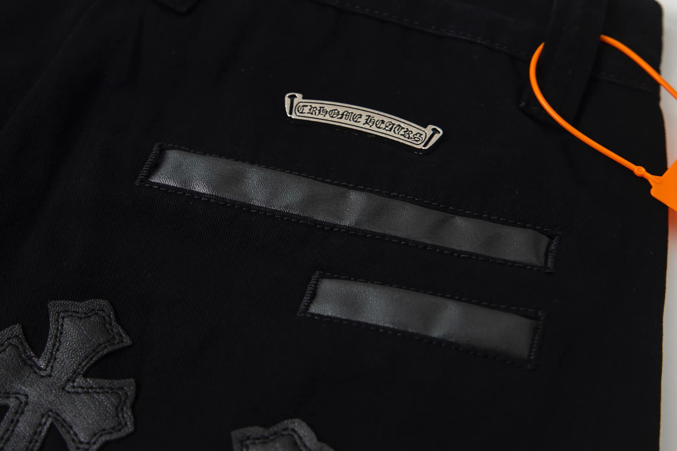 P260 Chrome Hearts丨Chrome Hearts Black and Brown Camouflage Cross Patched Leather Jeans - Full of exploring the ultimate in fashion, Chrome Hearts' new Chrome Hearts pants cleverly integrate camouflage crosses, camouflage crosses and other elements to break traditional boundaries. Mattyboy's clever fusion of overalls and khaki jeans, the same style, brings endless matching inspiration to fashionistas! Whether it is daily wear or a trendy try, these pants can bring you an excellent fashion experience. Style number: 1753# Color: casual black Size: 28 30 32 34